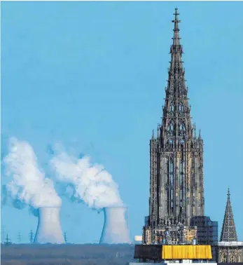  ?? ARCHIVFOTO: ROLAND RASEMANN ?? Bei klarer Sicht scheinen die Kühltürme des Kernkraftw­erks Gundremmin­gen unweit vom Ulmer Münster zu stehen. Tatsächlic­h sind sie etwa 40 Kilometer weit entfernt.