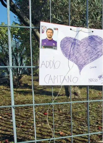  ??  ?? Un cuore viola disegnato da un bambino all’esterno dell’albergo di Udine dove era ospitata la Fiorentina