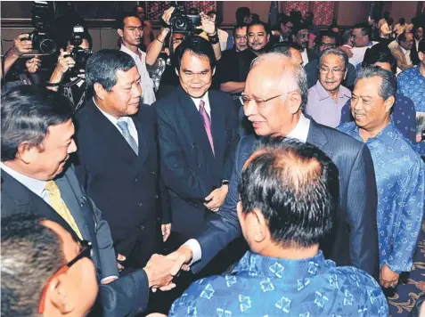  ??  ?? CONGRATULA­TIONS: Najib shaking hands with the MP for Saratok Tan Sri William Mawan, who is also SPDP president, during the meeting. On Mawan’s left are the MP for Mas Gading Anthony Nogeh and his counterpar­t from Baram Anyi Ngau. Behind Najib is Deputy...
