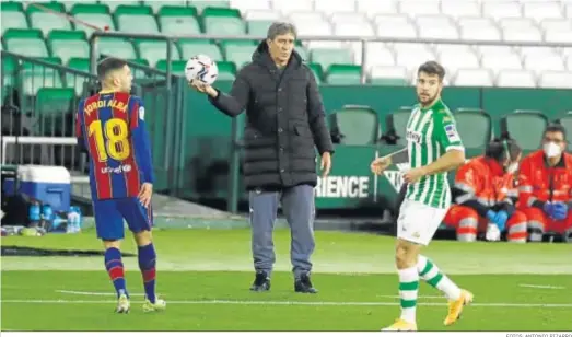  ?? FOTOS: ANTONIO PIZARRO ?? Manuel Pellegrini ofrece el balón para un saque de banda ante Jordi Alba y Aitor Ruibal.