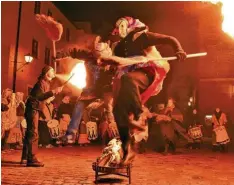  ?? Foto: Silke Federsel ?? Zum Weiberfasc­hing gehört auch der Hexensprun­g in der Oberen Altstadt, der die Party im Marstall einläutet.