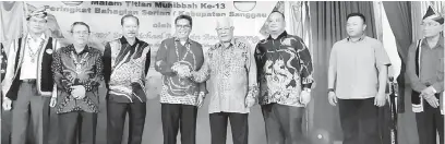  ??  ?? KERJASAMA: Manyin (empat kanan) dan Leysandri berjabat tangan selepas Majlis Perasmian Malam Titian Muhibah. Turut kelihatan (dari kiri) Raymond, Hendrikus dan Johnathan.