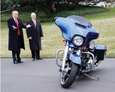  ?? Foto: dpa/Martinez Monsivais ?? US-Präsident Donald Trump und sein Vize Mike Pence mit einer ganz amerikanis­chen Harley