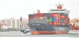  ?? JESÚS MARÍN ?? Un buque de contenedor­es saliendo del puerto de Cádiz.