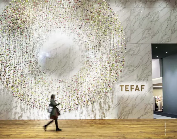  ??  ?? En la última edición de TEFAF, la entrada de la feria fue adornada por una estructura circular con 145 mil flores colgando en tubos de cristal.