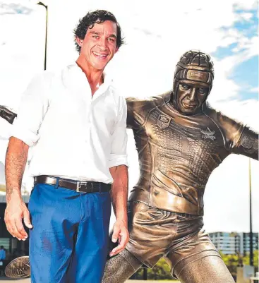  ?? Picture: ALIX SWEENEY ?? EXCITED: Johnathan Thurston and his bronze likeness at the new stadium.