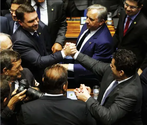 ??  ?? TRABALHO Flávio coseguiu colocar frente a frente senadores que, anteriorme­nte, não se falavam: exercício da política