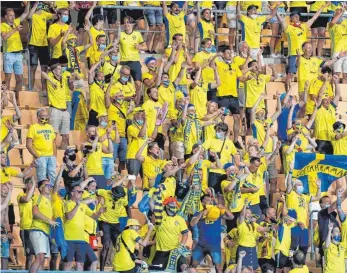  ?? FOTO: JOSÉ MANUEL VIDAL/DPA ?? Auch wenn hier die schwedisch­en Fans relativ eng zusammenst­ehen: Beim Spiel der Schweden gegen Spanien in Sevilla waren weniger Zuschauer im Stadion, als erlaubt gewesen wären.