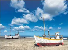  ??  ?? Küstenfisc­herei wie früher: In Slettestra­nd werden die Fischkutte­r mit einer Seilwinde auf den Strand gezogen, wo sie bis zur nächsten Ausfahrt gute Fotomotive abgeben.