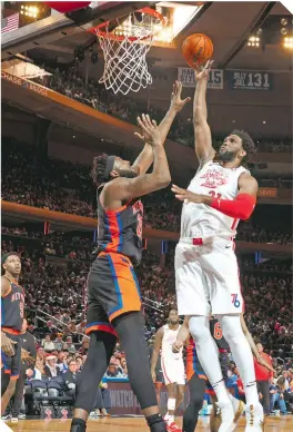  ?? ?? El centro Joel Embiid, de los 76ers, tuvo una actuación destacada al sumar 35 unidades en el duelo frente a los neoyorquin­os.