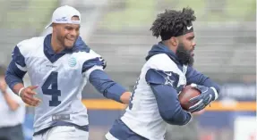  ?? KIRBY LEE/USA TODAY ?? Dak Prescott hands off Thursday to Ezekiel Elliott.