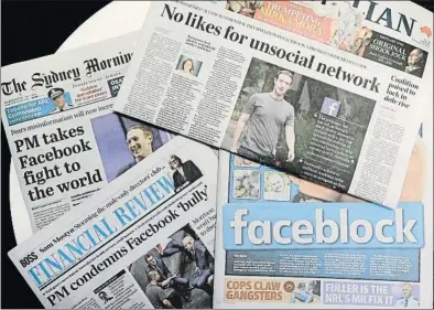  ?? RICK RYCROFT / AP ?? Portadas de diarios de Australia del viernes que recogían el bloqueo de Facebook a las noticias