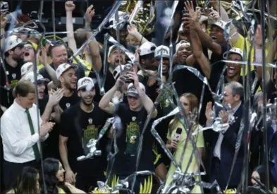  ?? JOHN LOCHER - THE ASSOCIATED PRESS ?? Oregon celebrates after defeating Washington 68-48in an NCAA college basketball game in the final of the Pac-12 men’s tournament Saturday, March 16, 2019, in Las Vegas.