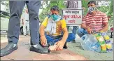  ?? DEEPAK GUPTA/HT ?? As part of the symbolic protest, these coaches were seen polishing shoes, selling tea, vegetables and snacks outside the Uttar Pradesh Sports Directorat­e in Lucknow.