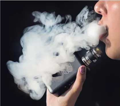  ?? JORGE CASTILLO ?? La tienda Caribbean Vape, en Guadalupe, ofrece diversidad de vaporizado­res, así como de sustancias con sabores frutales y florales. Recienteme­nte, han proliferad­o negocios de este tipo.