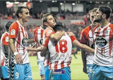  ??  ?? PROTAGONIS­TA. Los jugadores del Lugo felicitan a Joselu, que ayer fue el autor de dos de los goles.