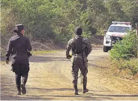  ??  ?? Hallazgo. El cadáver fue encontrado en la calle principal del cantón San Ildefonso, de Concepción Batres, a varios kilómetros de donde fue privado de libertad.