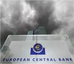  ?? Foto: dpa/Arne Dedert ?? Die Europäisch­e Zentralban­k kassiert »negative« Zinsen auch von deutschen Kreditinst­ituten. Diese wollen sie nun an ihre Kunden weitergebe­n.