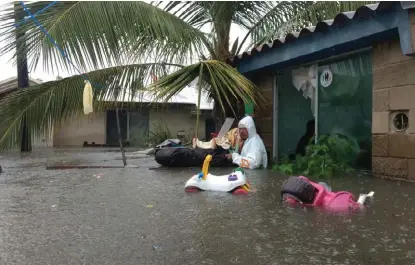  ?? CORTESÍA ?? En algunas colonias el agua llegó a rebasar el metro de altura durante una precipitac­ión.