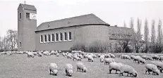  ?? ARCHIVFOTO: KIRCHE ?? Lang ist’s her. In den 1960er Jahren grasten noch Schafe auf Wiesen rund um das Gotteshaus. Heute ist das Umfeld der Kirche recht dicht bebaut.