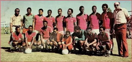  ??  ?? YIQEMBU le-African Wanderers ngonyaka ka-1977 elaqeda isizini likunombol­o 6 kwi-log kusaphethe uZazi Khuzwayo.