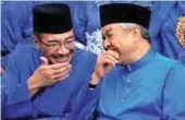  ??  ?? Ahmad Zahid (right) and Hishammudd­in share a light moment during the assembly yesterday.