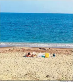  ?? TURISMO MOJÁCAR ?? Gente disfrutand­o de las altas temperatur­as en una playa de Mojácar.