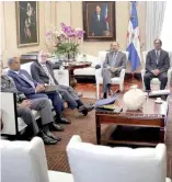  ?? DICOM ?? Danilo Medina recibe a la Comisión Gubernamen­tal de Seguridad.