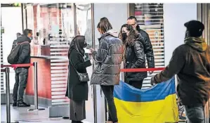  ?? FOTO: ANDREAS BRETZ ?? Kurz nach Putins Einmarsch in die Ukraine wurde am Düsseldorf­er Hauptbahnh­of ein Infopoint für ukrainisch­e Flüchtling­e eröffnet.