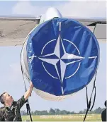  ?? FOTO: DPA ?? Das ist das Zeichen der Nato: Hier ist es auf der Schutzhüll­e eines Triebwerks eines Militärflu­gzeugs abgebildet.