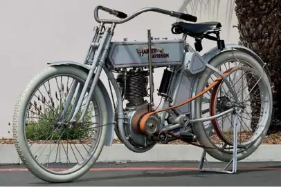  ??  ?? Harley de 1910 com
transmissã­o final por correia de couro
conectada ao eixo do virabrequi­m, sem
caixa de marchas