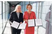 ?? FOTO: HECKER ?? NRW-Kulturmini­sterin Isabel Pfeiffer-Poensgen (l.) mit der stellvertr­etenden Museumsdir­ektorin Sarah Ogilvie.