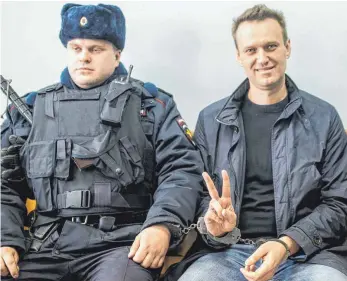  ?? FOTO: EVGENY FELDMAN/DPA ?? Alexej Nawalny (rechts) nach einer Festnahme Ende 2017: Der Opposition­elle ist bereits mehrfach attackiert worden. Nun liegt er im Koma.