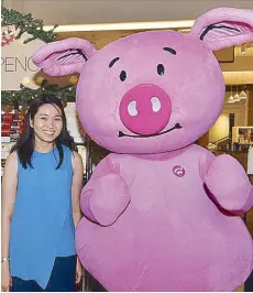  ??  ?? SSI’s Catherine Huang with Marks & Spencer’s Percy Pig