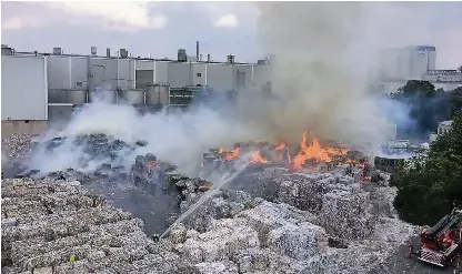  ?? FOTO: FEUERWEHR NEUSS ?? Auf einer Fläche von etwa 50 mal 100 Meter waren Altpapiers­tapel auf dem Gelände in Brand geraten.