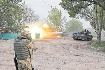  ?? REUTERS ?? A pro-Russian troop fires from a tank in Mariupol on Friday.