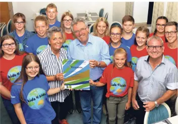  ?? RP-FOTO: OSTERMANN ?? In der Mitte: Anne Spelmans und Jürgen Kappel von den Kiwanis überreicht­en den Jugendförd­erpreis an die Gruppe „Kids4Kids“aus Kalkar. Der Preis ist mit 1500 Euro dotiert.