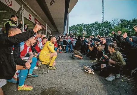  ?? FOTO MAFRA – MICHAL ŠULA ?? Slávisté si bezprostře­dně po remíze 0:0 s Plzní užili děkovačku s příznivci, kteří fandili zpoza stadionu v Edenu