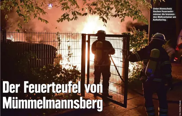  ??  ?? Unter Atemschutz löschen Feuerwehrm­änner die brennenden Müllcontai­ner am Kollwitzri­ng.