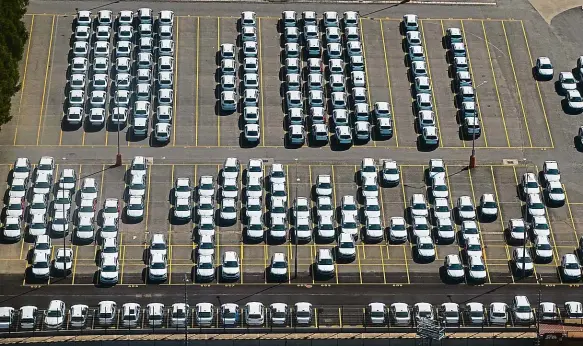  ?? Foto: Dan Materna, MAFRA ?? Plná parkoviště Desetitisí­ce aut čekají, až pro ně budou čipy a další nedostatko­vé díly.