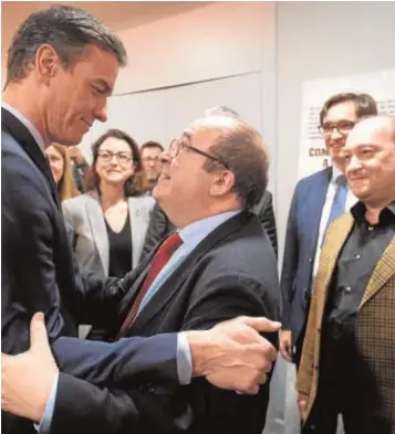  ??  ?? El presidente Sánchez saluda al ahora ministro Iceta, antes del Covid