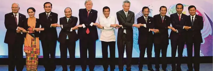  ??  ?? DARI kiri, Najib, Pemimpin Myanmar Aung San Suu Kyi, Perdana Menteri Thailand Prayuth Chan-Ocha, Perdana Menteri Vietnam Nguyen Xuan Phuc, Trump, Presiden Filipina Rodrigo Duterte, Perdana Menteri Singapura Lee Hsien Loong, Sultan Brunei Sultan...