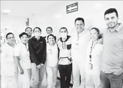  ??  ?? Tania Justiniani Palomo y José de Jesús Marmolejo (con cubrebocas); Christian Preciado Serrano, uno de los donantes de riñón (a la derecha), y el personal médico que asistió a los pacientes durante el trasplante del órgano realizado en el Hospital de...