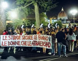  ??  ?? Un momento della manifestaz­ione di solidariet­à partita dal Piazzale