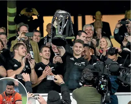  ?? BILLY STICKLAND/ PHOTOSPORT.NZ ?? Beauden Barrett lifts the trophy after the All Blacks defeated the Barbarians at Twickenham. Left, Asafo Aumua at training before the match.