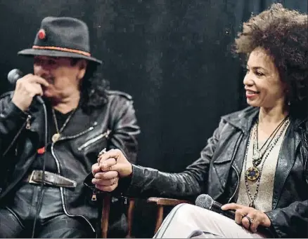  ?? ANGELA WEISS / AFP ?? Carlos Santana y su mujer, Cindy Blackman, cogidos de la mano durante la presentaci­ón de su disco