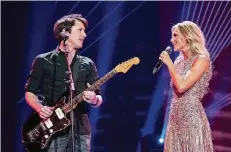  ??  ?? Schmusesän­ger trifft Schlagerst­ar: James Blunt und Helene Fischer im Duett und bald im TV zu sehen.