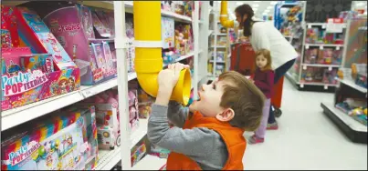  ??  ?? 像目標百貨和沃爾瑪這­樣的企業在購物假期擴­大了他們的玩具部門。
