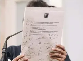 ?? Foto: dpa ?? Eine Abgeordnet­e von CUP hält am 10. Oktober ein als Unabhängig­keitserklä­rung bezeichnet­es Dokument in Händen.