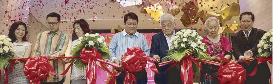  ??  ?? JG Summit Holdings chairman emeritus John “Big John” Gokongwei Jr. (fifth from left) cuts the cremonial ribbon with Cebu City Mayor Tomas “Tommy” Osmeña (center) and (from left) Robinsons Hotels and Resorts general manager Elizabeth D. Gregorio,...